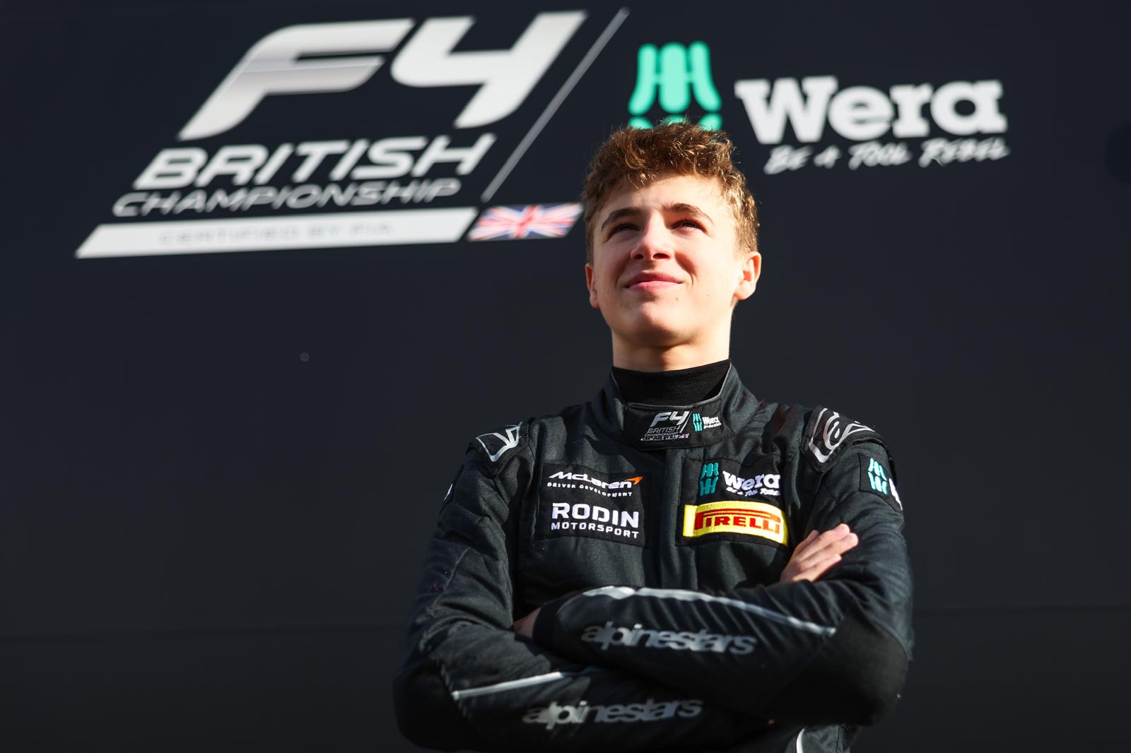 Een interview in HUMO met Formule 4-coureur Dries Van Langendonck (McLaren), waarin hij vertelt hoe de persoonlijke begeleiding en leerstof van INZICHT hem helpen slagen voor de Examencommissie.