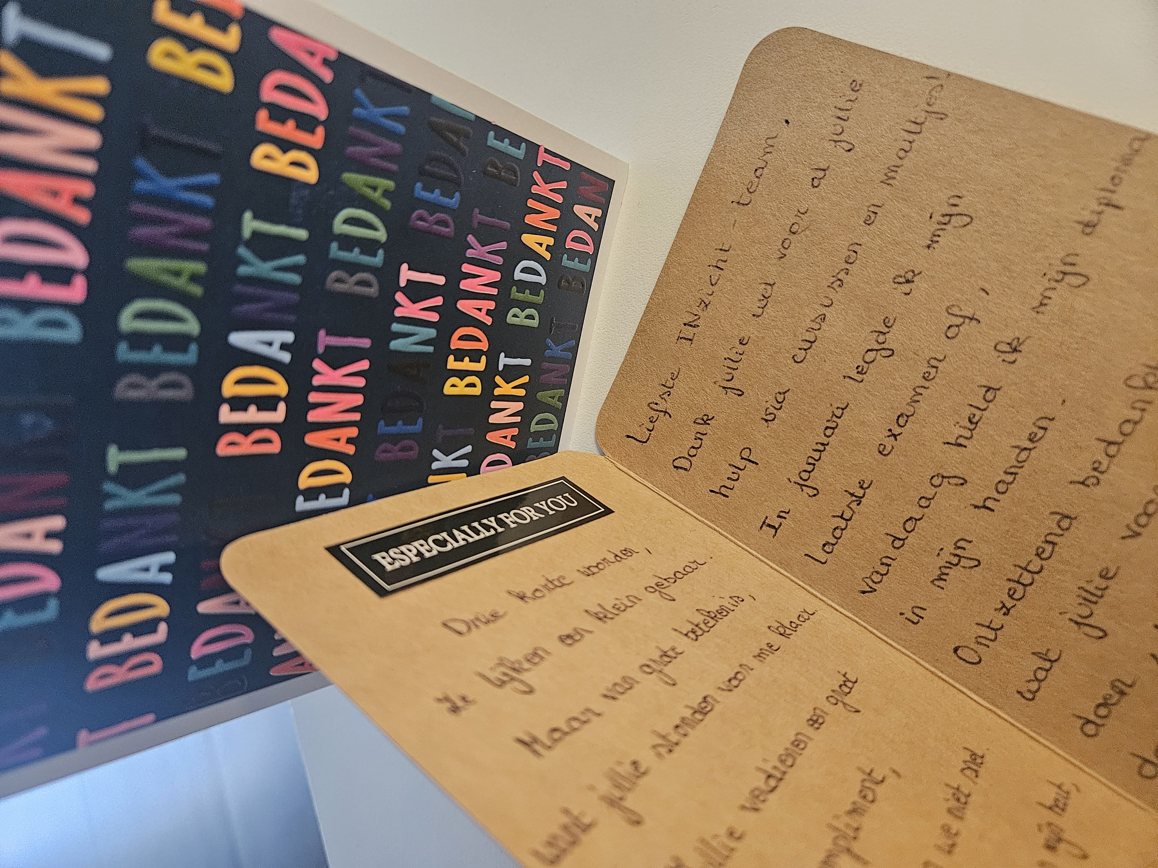 Een fysiek bedankkaartje van student Leen, die dankzij de online cursussen en persoonlijke steun van het INZICHT-team succesvol is geslaagd voor haar diploma via de Examencommissie.