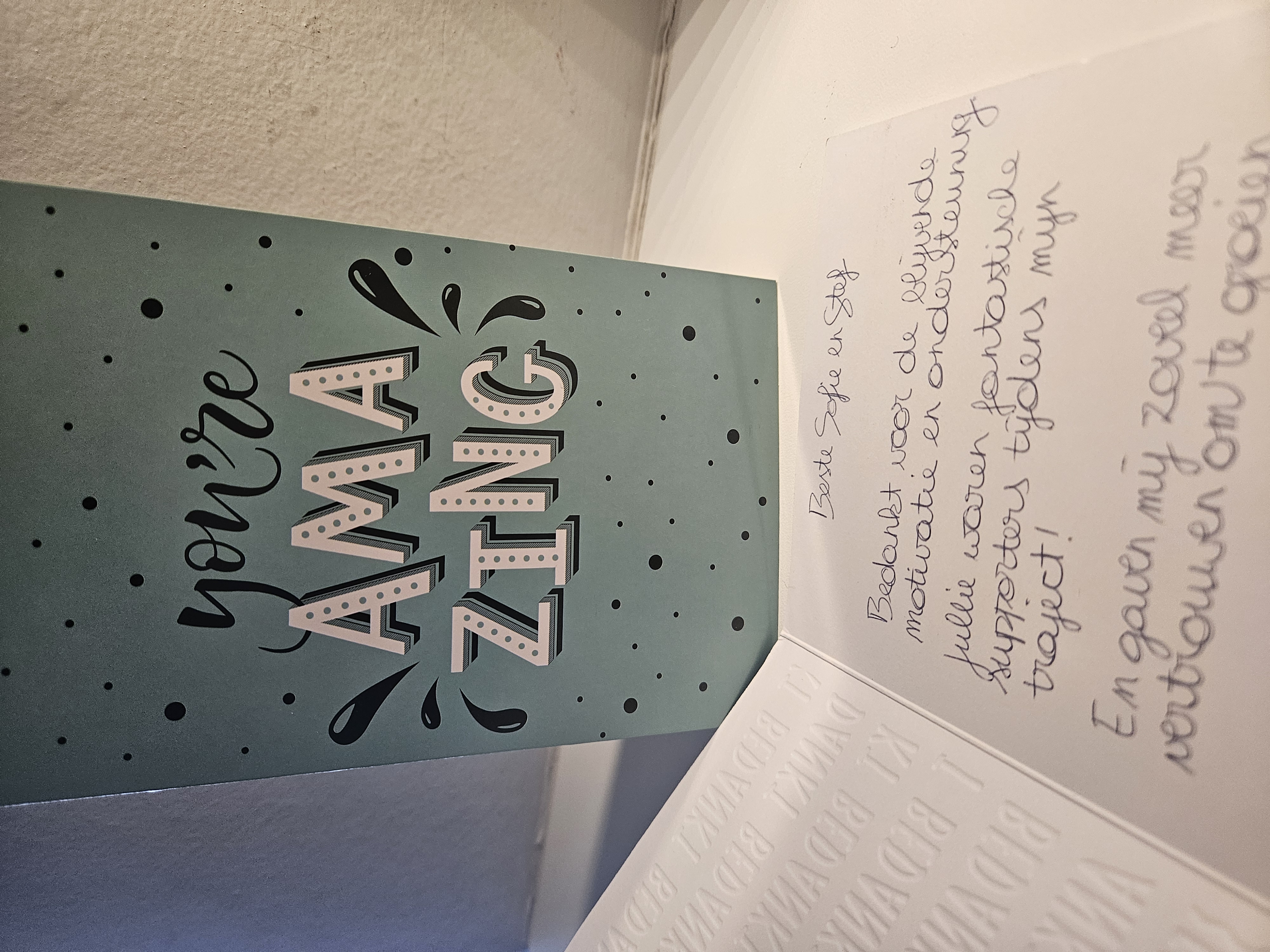 Een fysiek bedankkaartje van INZICHT MAX student Anne-Sophie uit Gent, die Sofie, Stef en het team bedankt voor de blijvende motivatie, persoonlijke ondersteuning en het zelfvertrouwen tijdens haar traject voor de Examencommissie.