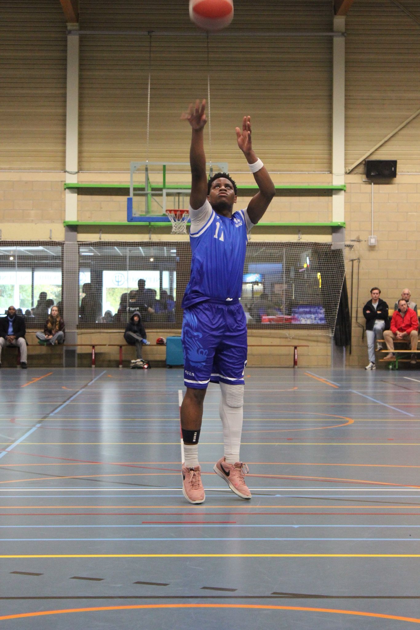 Review van topbasketballer Sam, die dankzij het STRIVE by INZICHT traject versneld zijn diploma via de Examencommissie behaalt om de overstap te maken naar een college in Amerika.