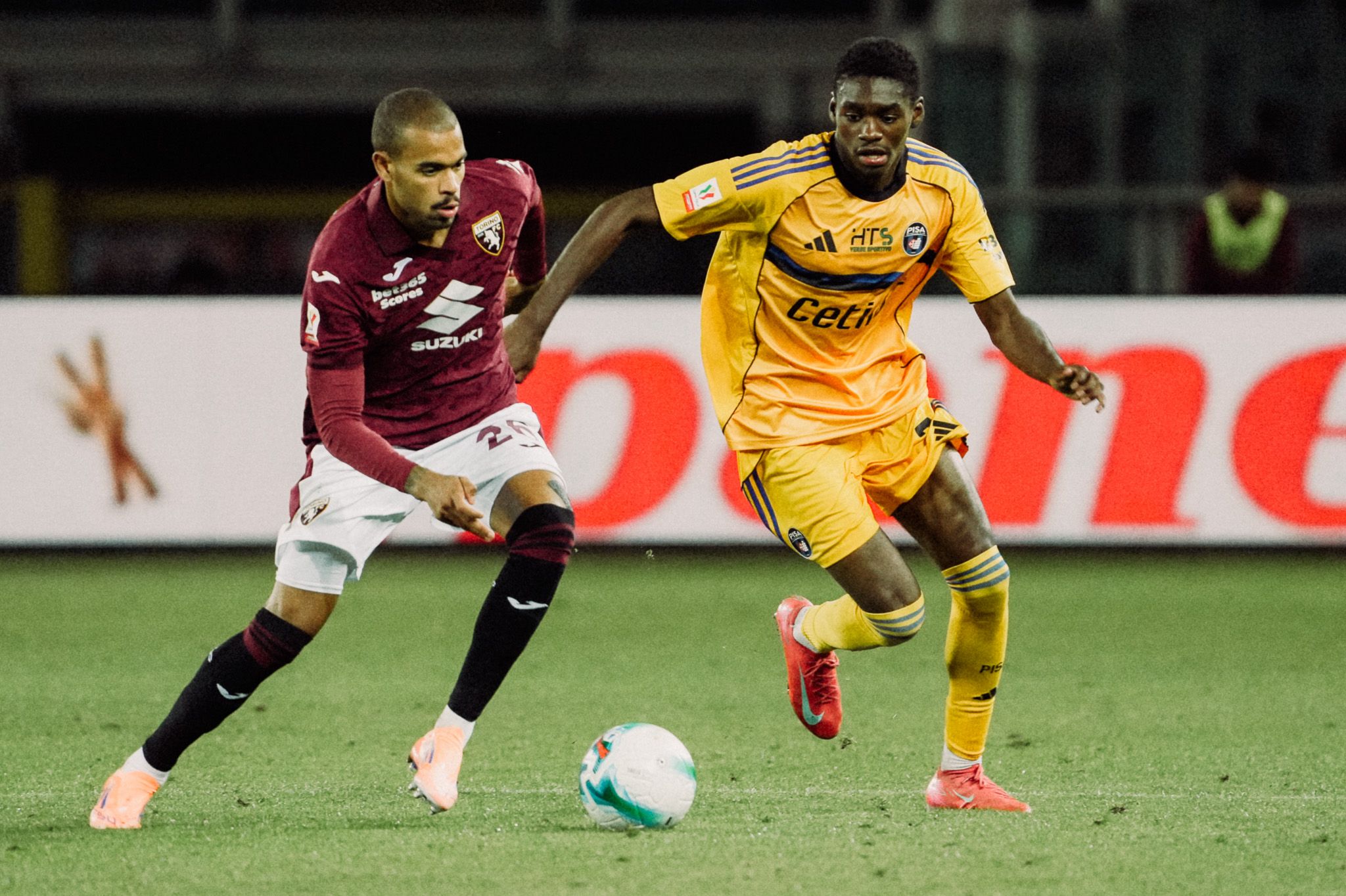 Review van Belgische profvoetballer Jeremy Mbambi (Pisa SC), die dankzij het STRIVE by INZICHT topsport-traject succesvol zijn examens voor de Examencommissie combineert met zijn voetbalcarrière in Italië.