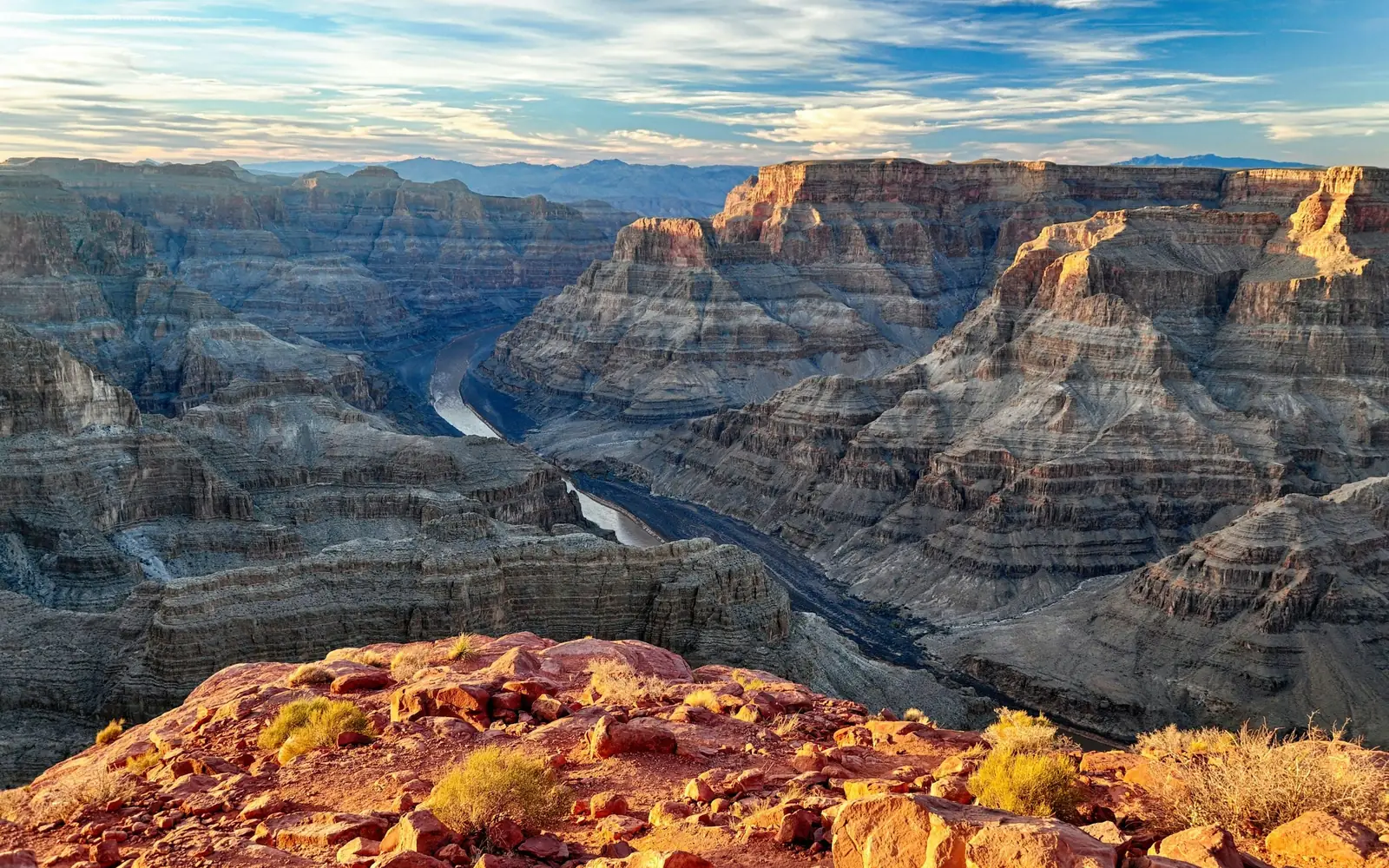 Der Colorado River schlängelt sich durch den Grand Canyon in Arizona