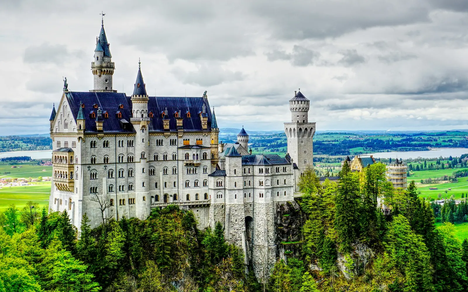 Schloss Neuschwanstein über den Wäldern Bayerns