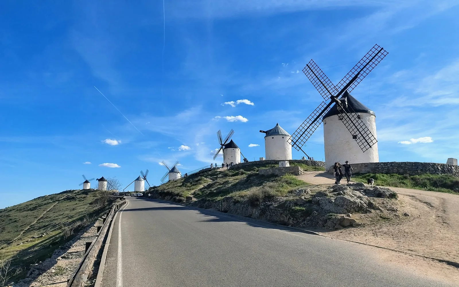 Weiße Windmühlen auf dem Hügelkamm über Consuegra in La Mancha