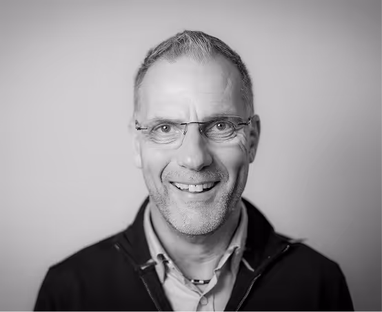 Schwarzweiß-Porträt eines Teammitglieds im Planungsbüro Jahnke in Lübeck