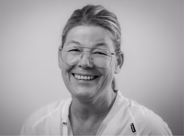 Schwarzweiß-Porträt eines Teammitglieds im Planungsbüro Jahnke in Lübeck