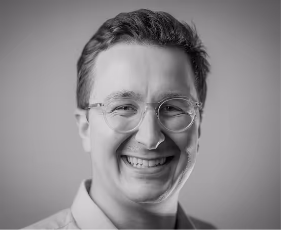 Schwarzweiß-Porträt eines Teammitglieds im Planungsbüro Jahnke in Lübeck