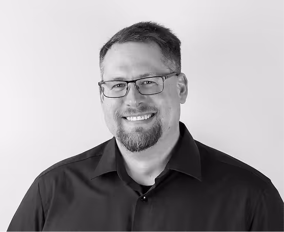 Schwarzweiß-Porträt eines Teammitglieds im Planungsbüro Jahnke in Lübeck