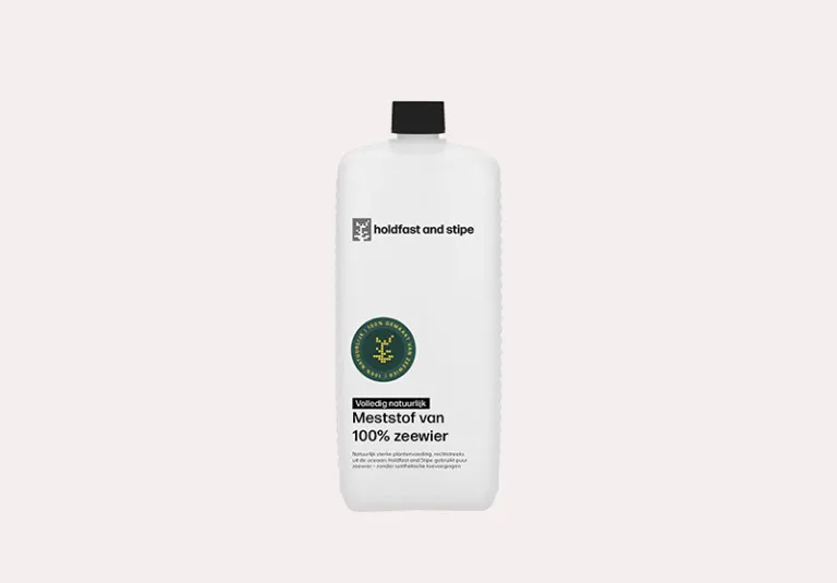 Fles met donkerbruine vloeistof en etiket waarop staat 'Volledig natuurlijk plantenvoeding zonder rommel' van Holdfast and Stipe.