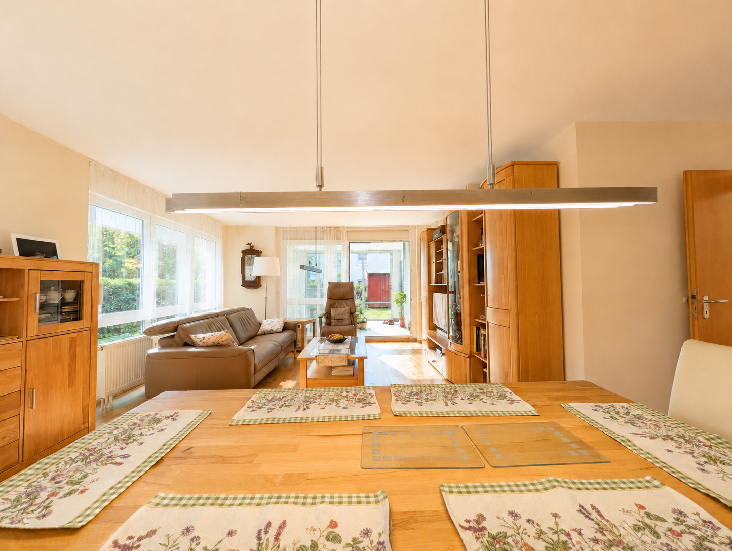 Reserviert! Stilvolle große 5,5-Zimmer-EG-Wohnung mit großem Garten, 2 TG-Plätzen, Bonlanden