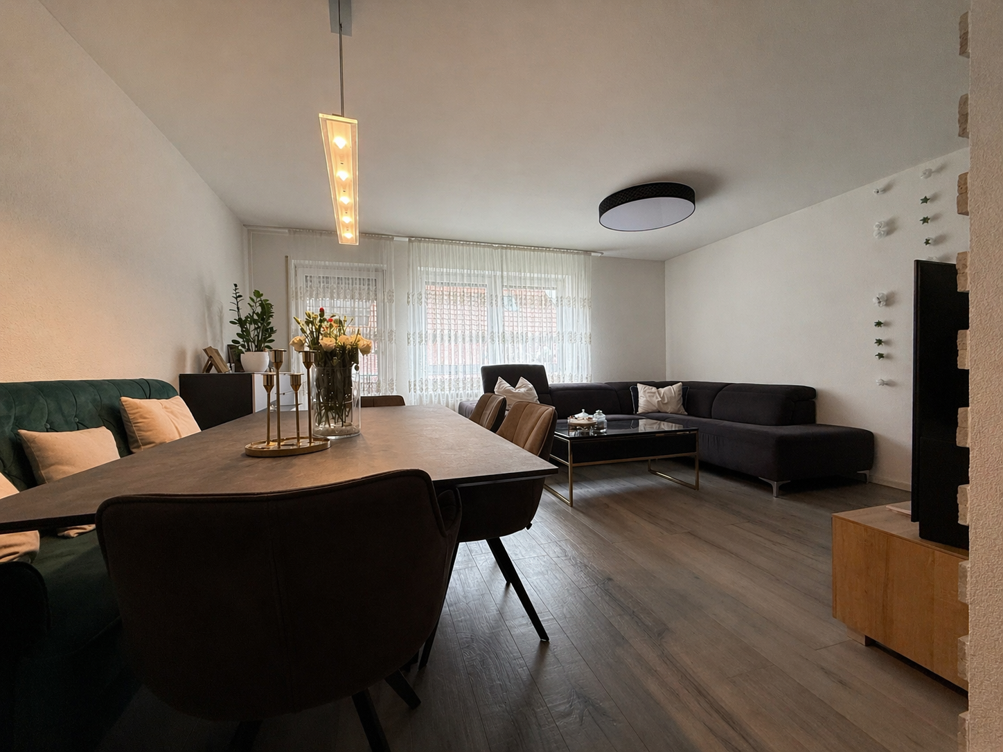 Wohnzimmer mit Balkonausrichtung
