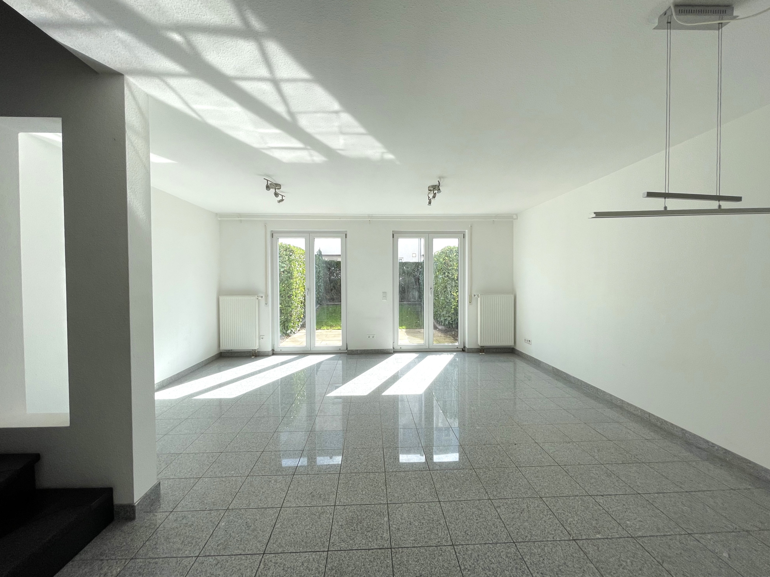 Schönes Reihenmittelhaus in Ostfildern-Scharnhausen zu vermieten, mit eigener Doppel-Garage!