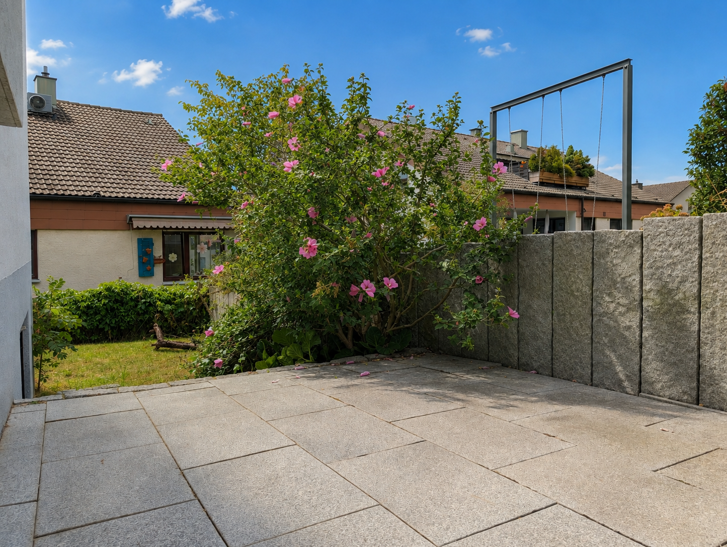 Außen kleine Terrasse