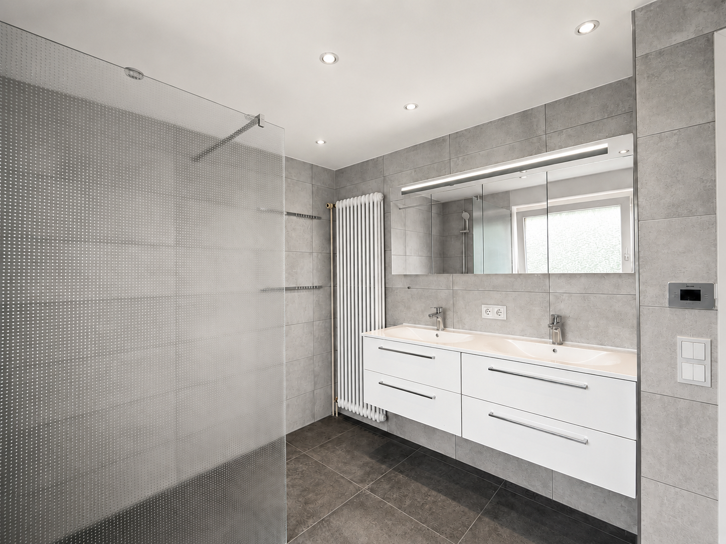 EG Bad, Dusche und Waschtische