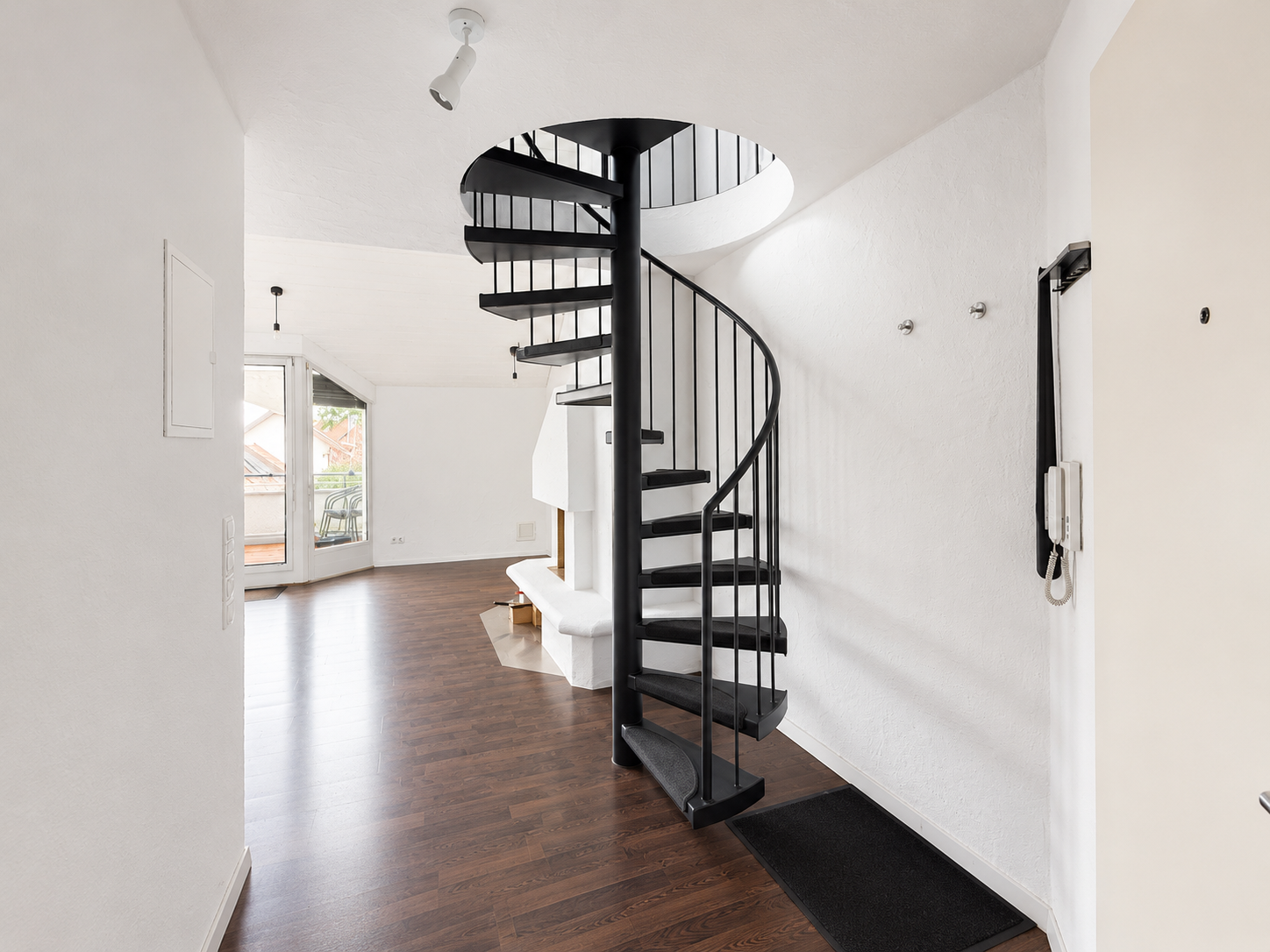 Flur &amp; Eingangsblick in die Wohnung