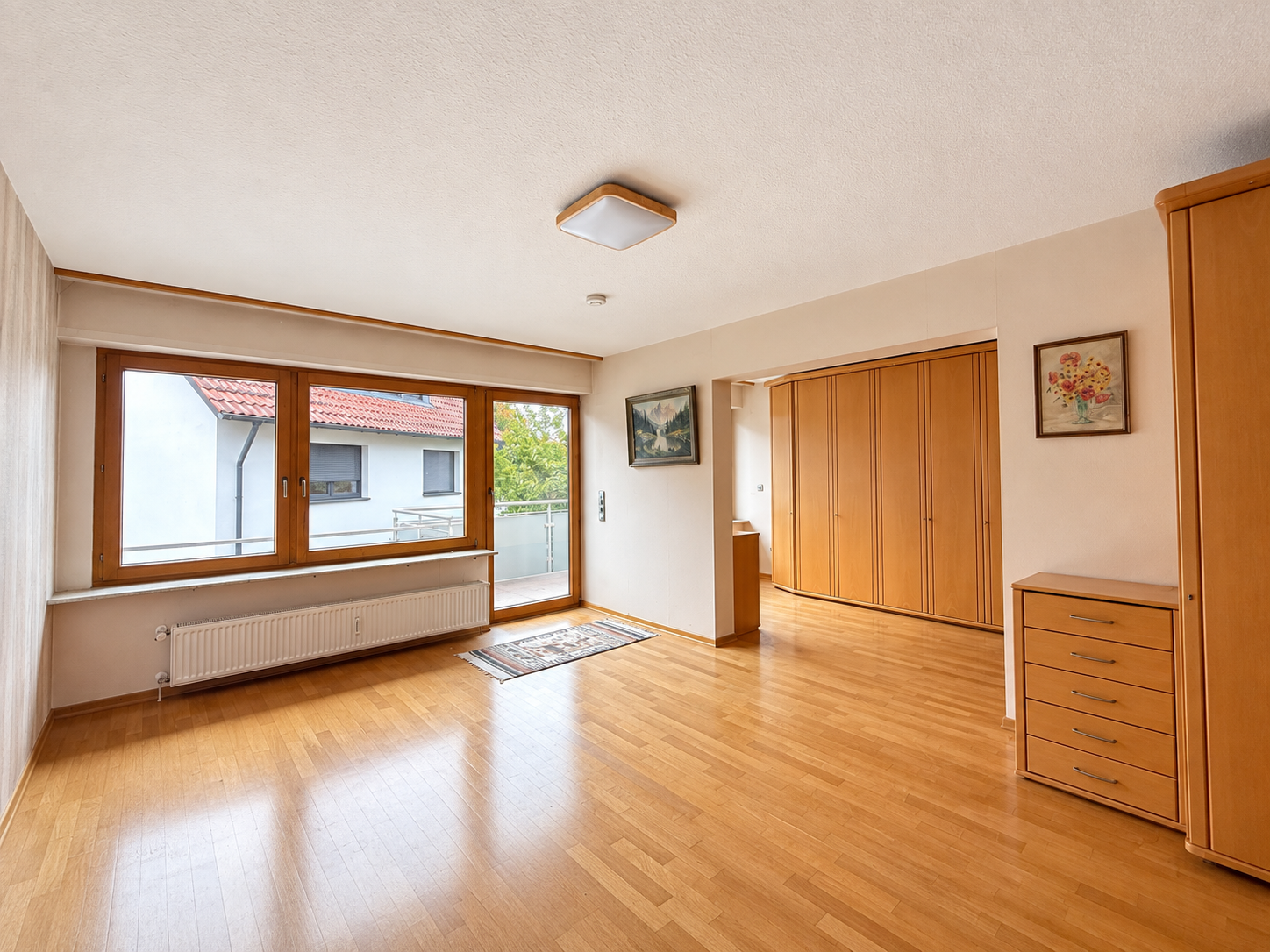 Eltern-Schlafzimmer Blick zum Balkon und Ankleide