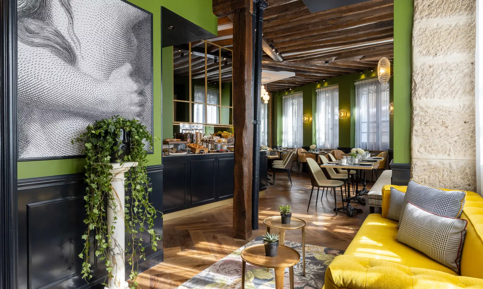 Entrée du restaurant d'un hôtel parisien