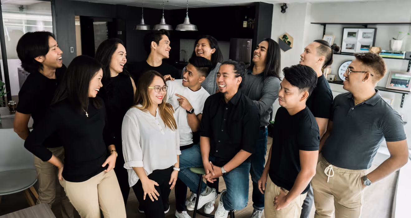 A picture of the Plontur team at the office