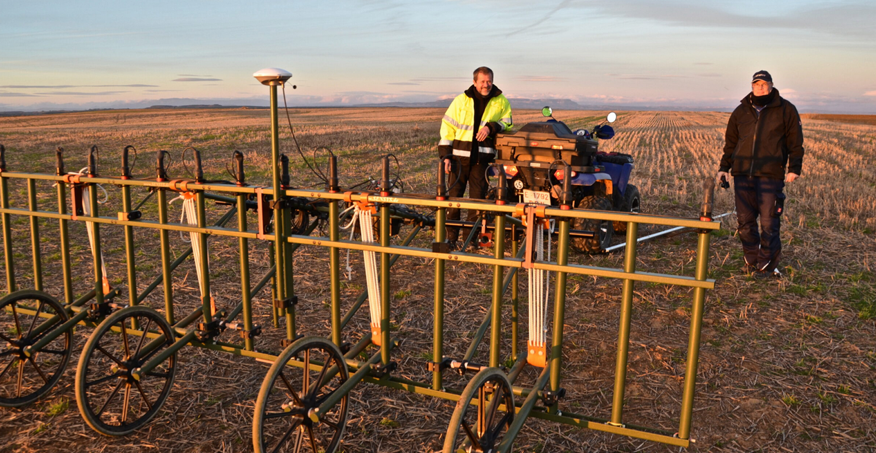 Zwei Sensys Mitarbeiter auf einem Feld mit einem Mehrkanal Sondierwagen.