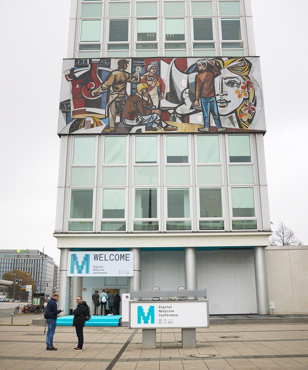 Schilder der Konferenz am Haus des Lehrers am Alexanderplatz.