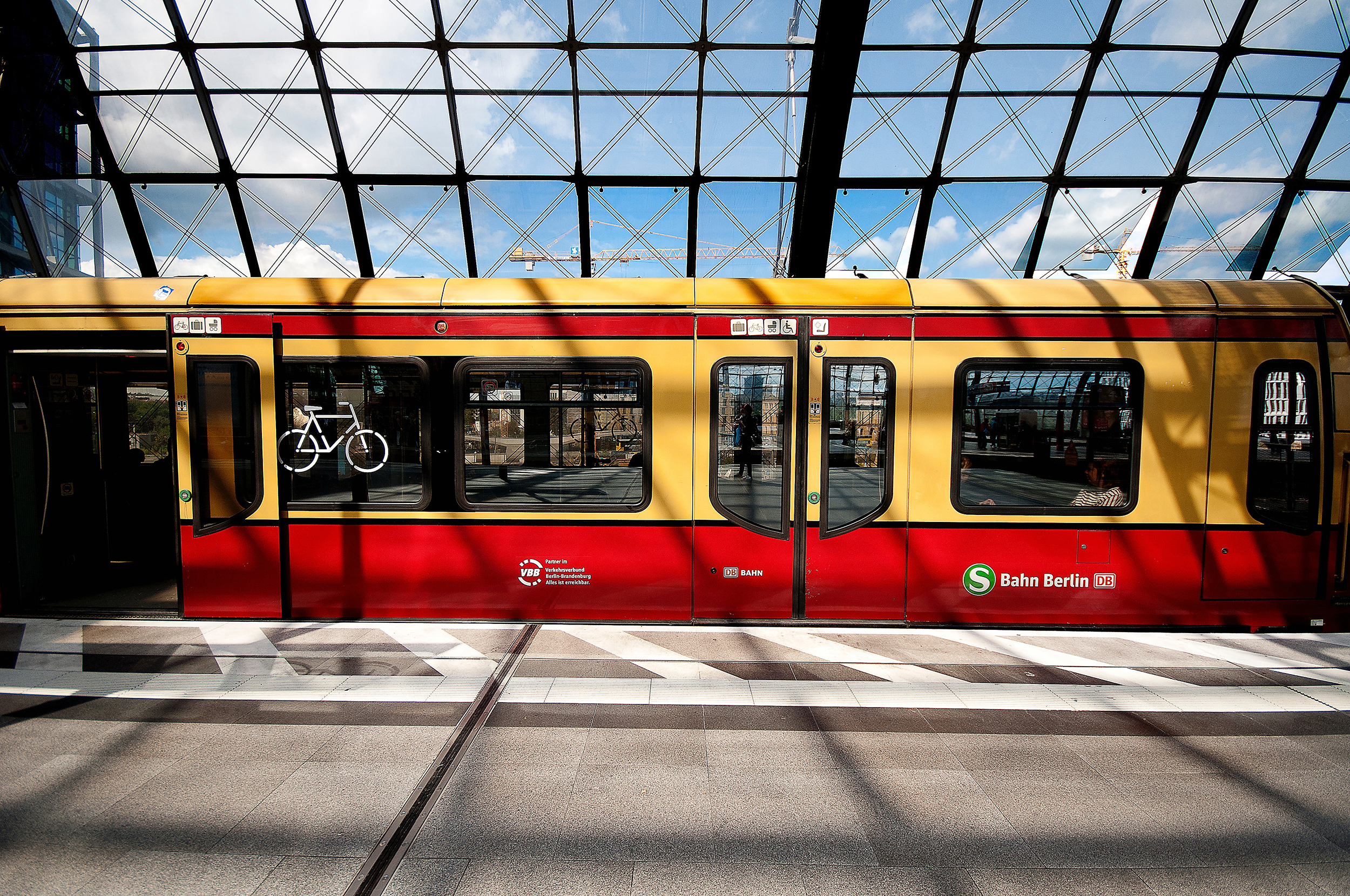 Seitenansicht einer Berliner S-Bahn am Gleis.