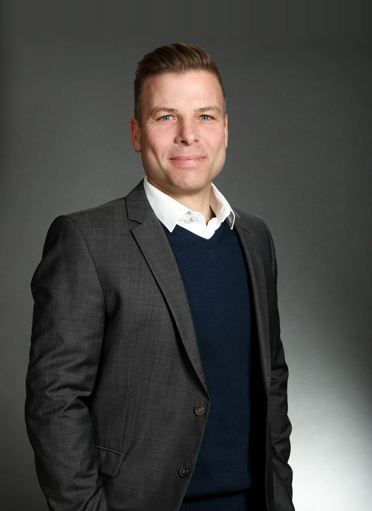 Portrait von Tom Lüders dem Direktor Testing Solutions von Hella Aglaia.