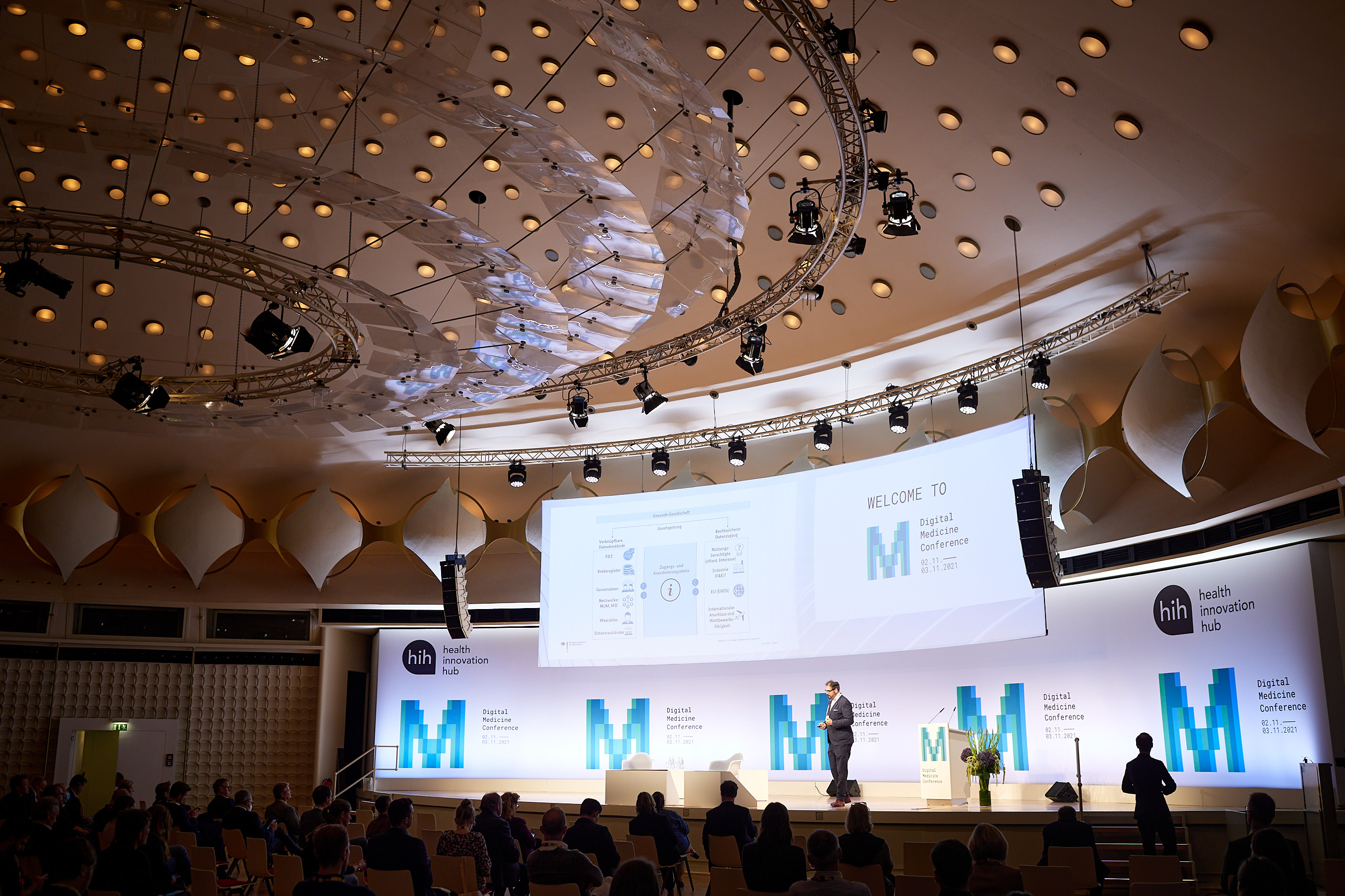 Mann hält Vortrag auf der Bühne der digital medicine Konferenz.