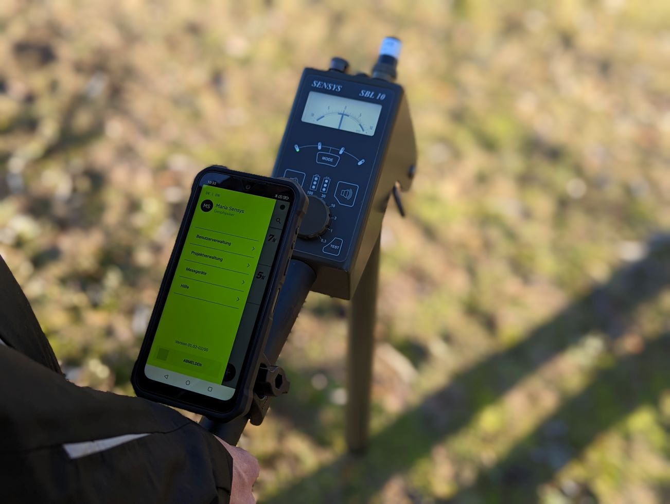 Smartphone mit Geophysik App am SENSYS SBL 10 Messgerät im Einsatz.