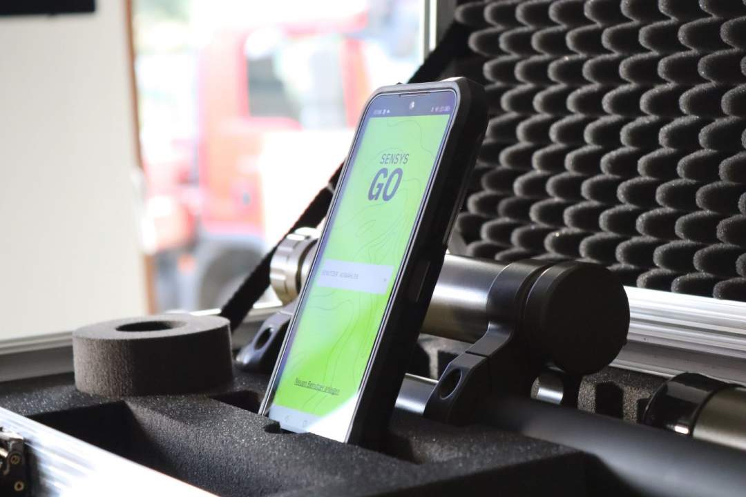 Smartphone mit SENSYS GO App im Transportkoffer. 