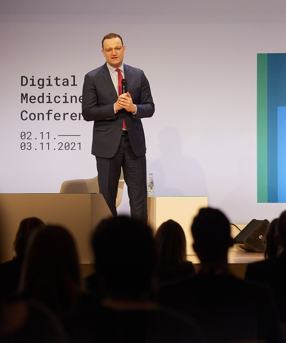 Jens Spahn als Redner auf der Bühne.