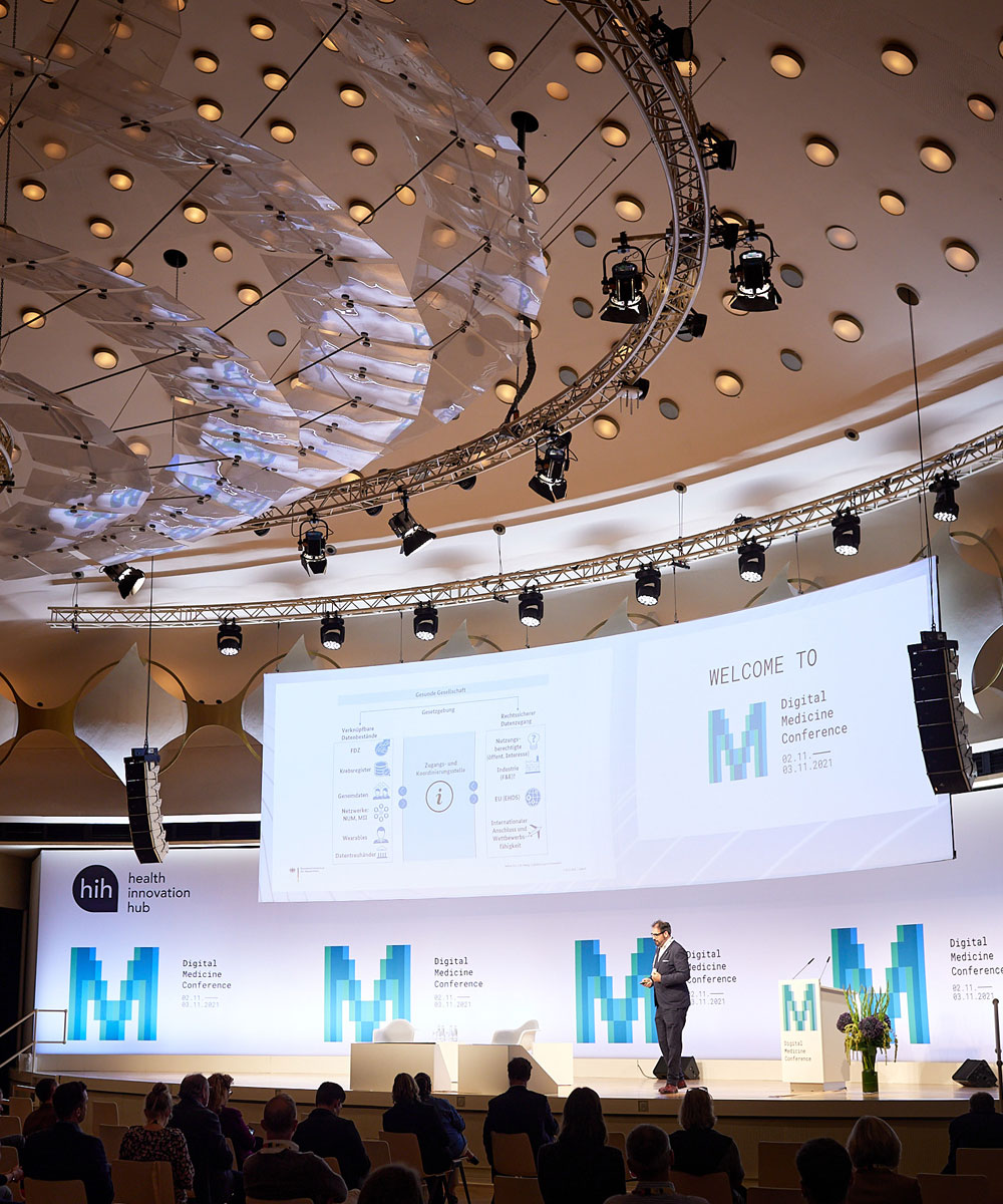 Mann hält Vortrag auf der Bühne der digital medicine Konferenz.