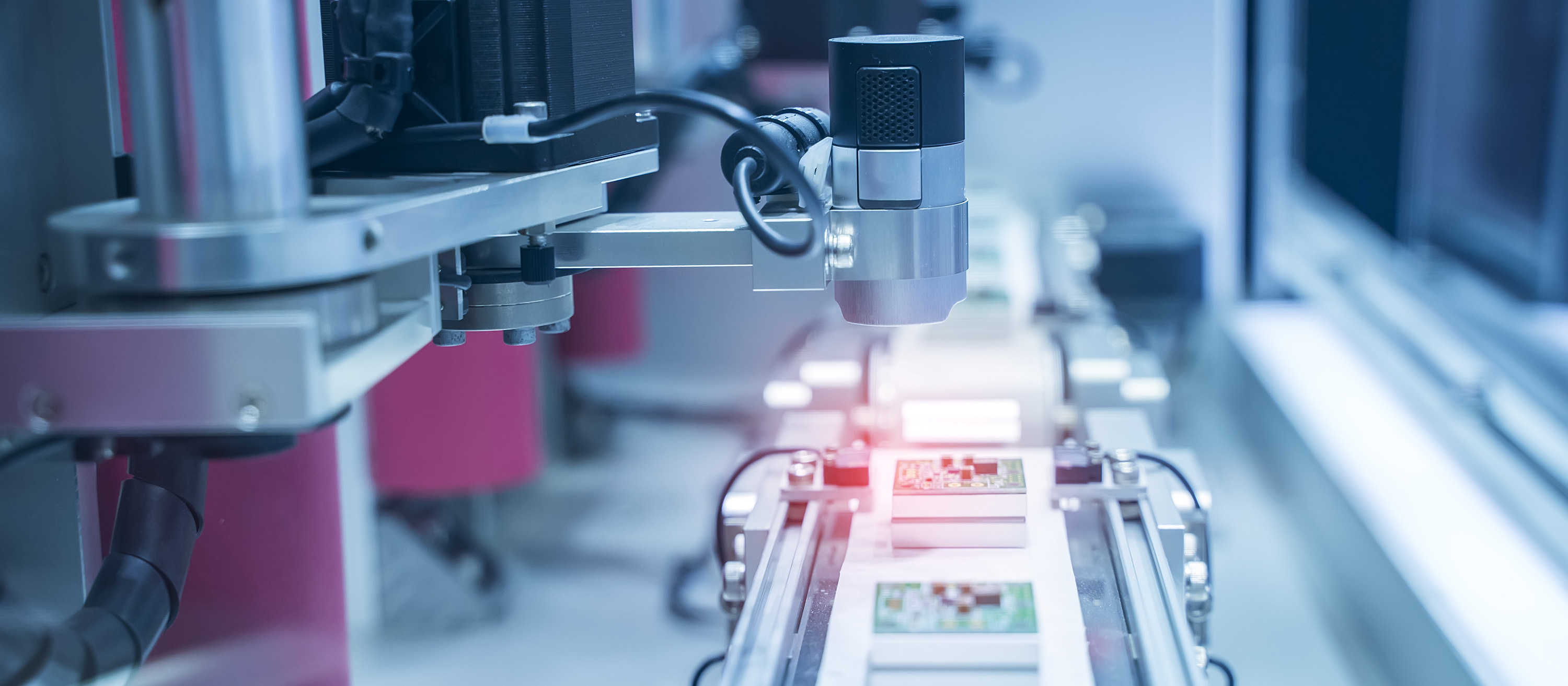 Nahaufnahme einer industriellen Kamera zur optischen Prüfung von Leiterplatten.