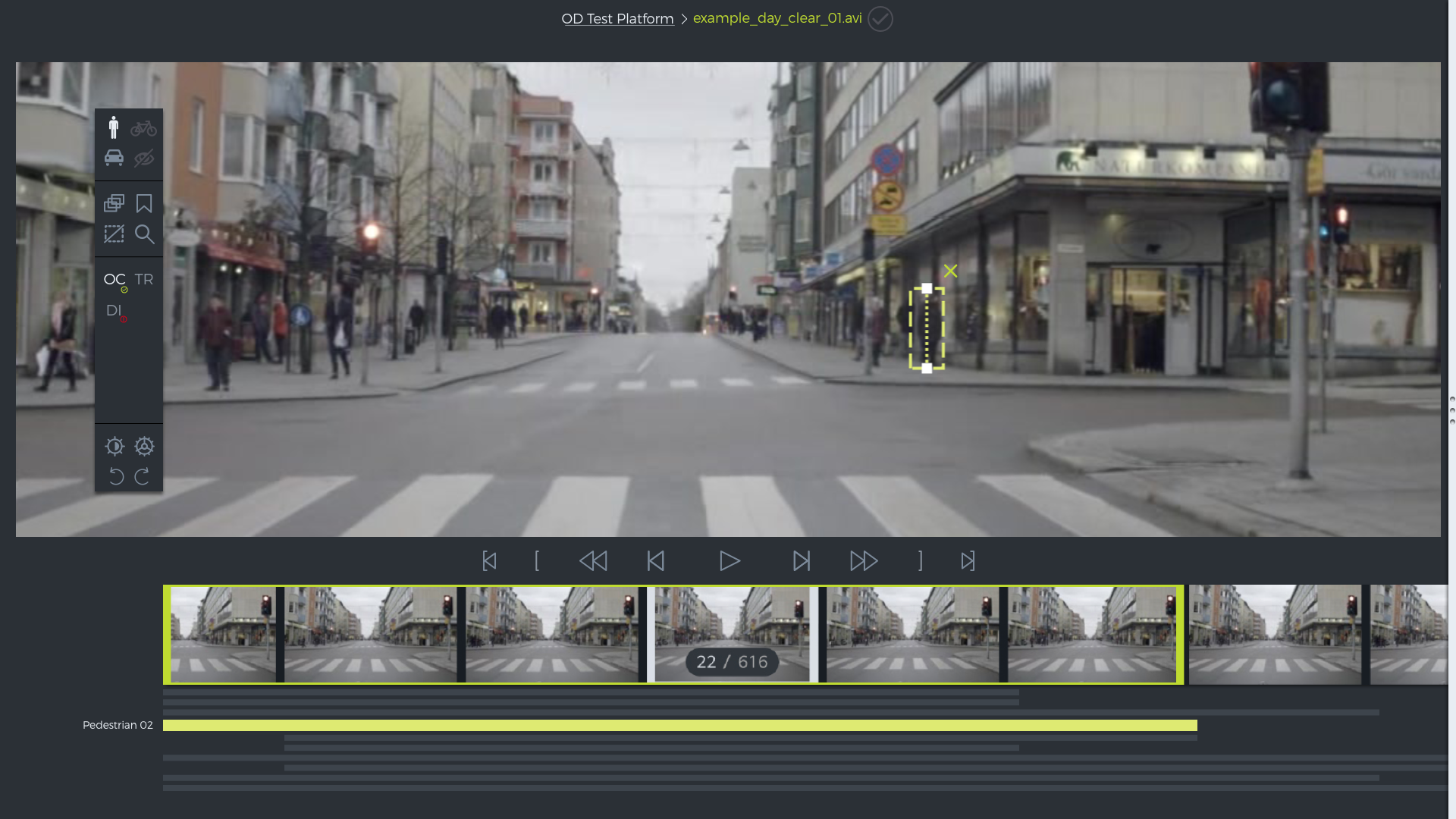 Screen zeigt einen Ausschnitt einer Videosequenz von einer Testfahrt mit KI-System.
