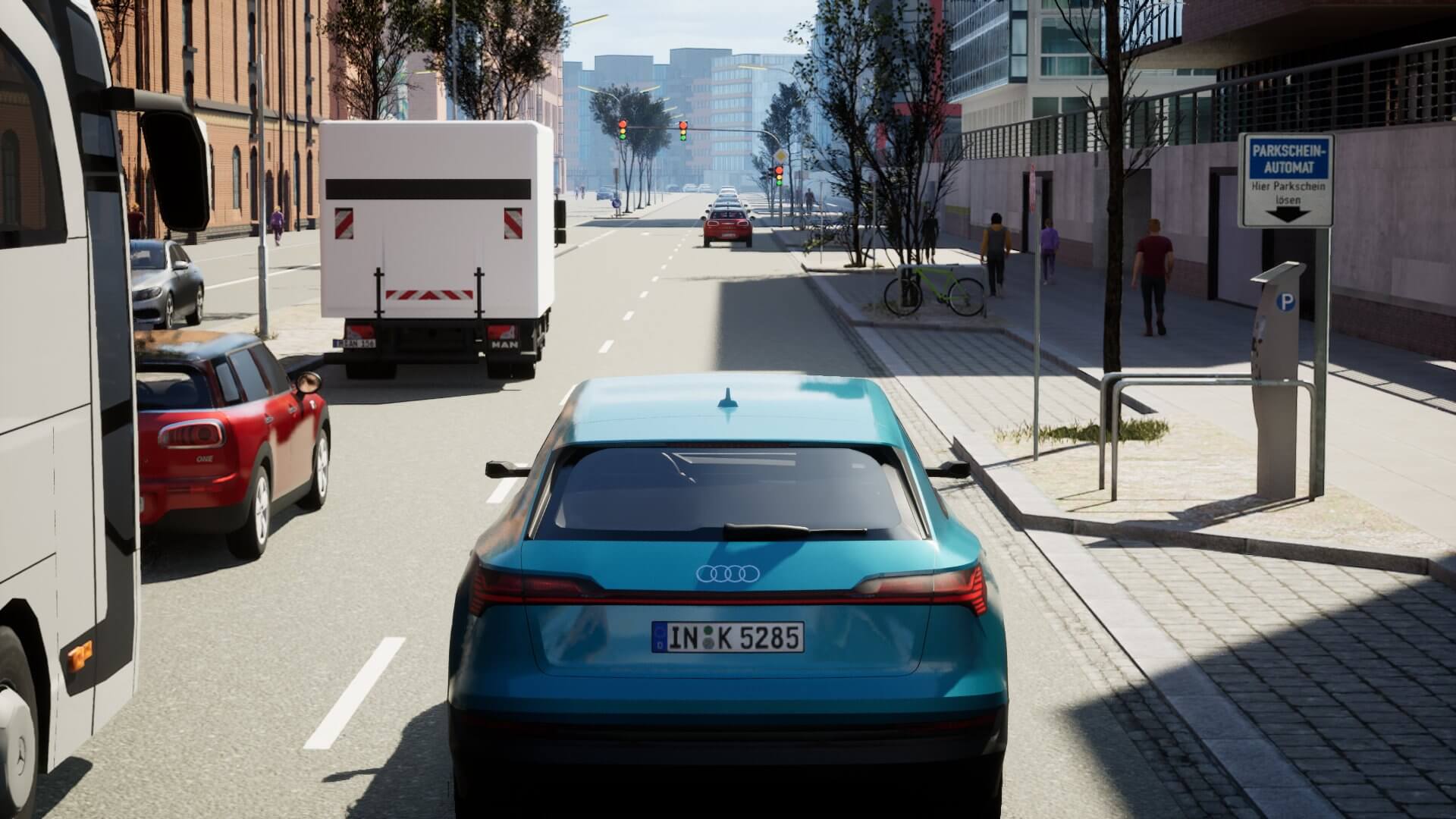 Blaues Auto fährt auf einer Straße in der Stadt.