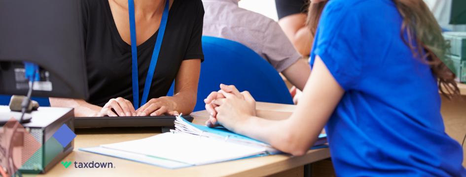 Una asesora fiscal mexicana ayudando a una contribuyente con sus impuestos