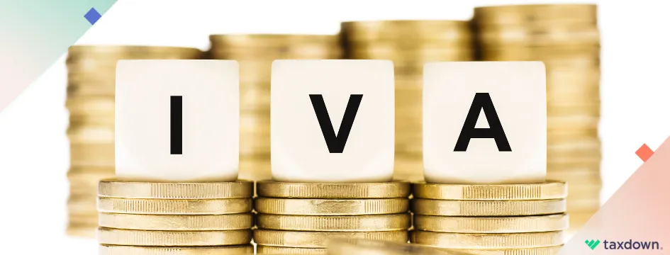 pesos mexicanos con un cartel delante de ellos en el que pone IVA