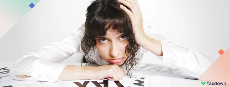 mujer saturada porque no sabe cómo hacer su declaración anual