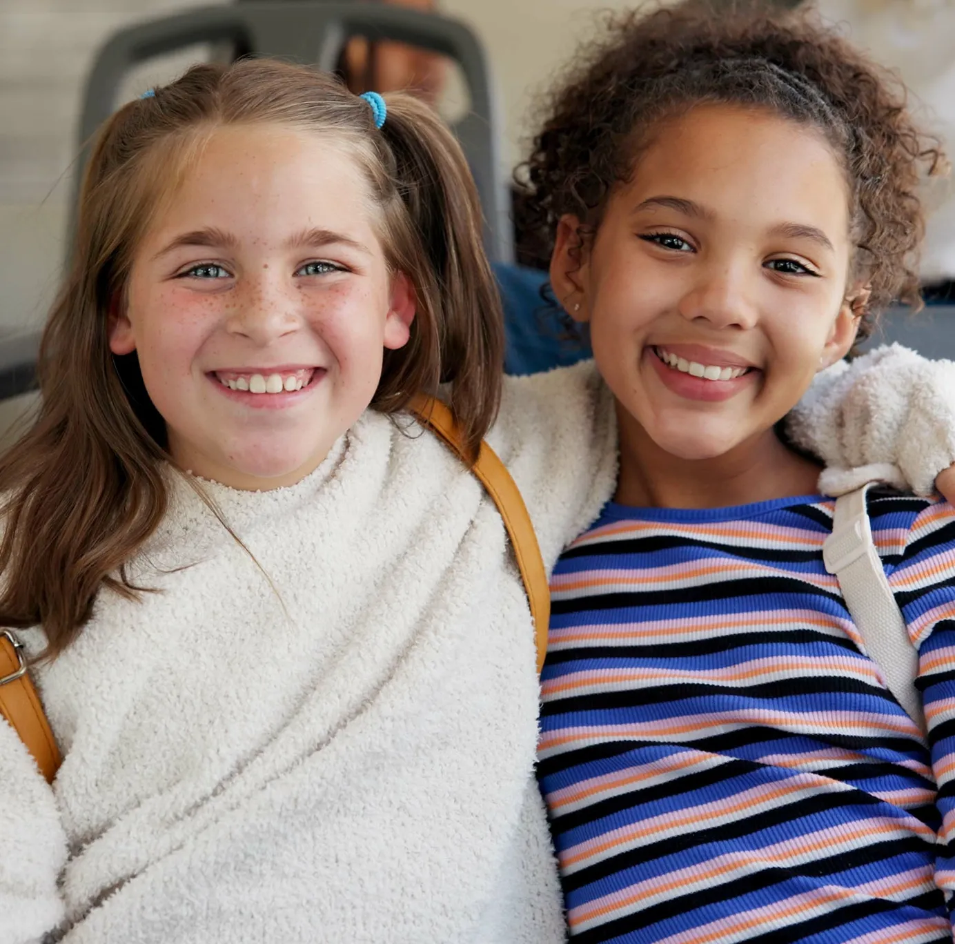 Zwei glückliche Kinder im Bus