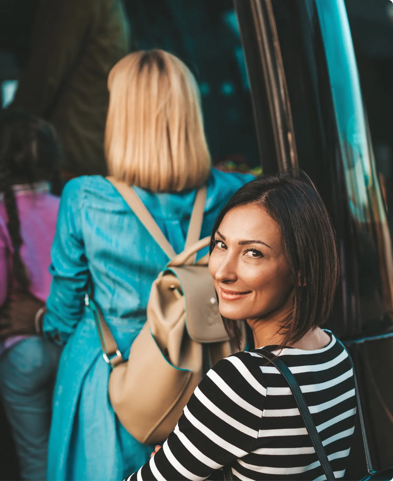 Personen steigen in den Bus