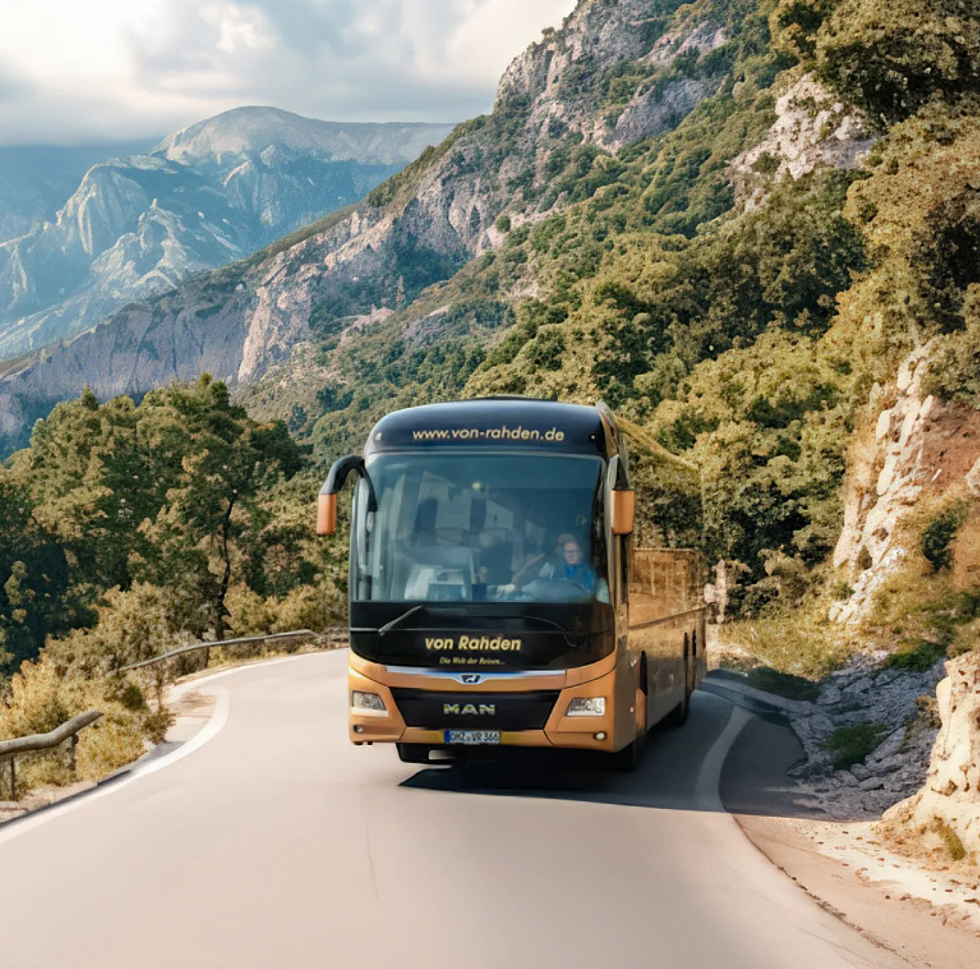 von Rahden Bus fährt auf Straße mit Klippen