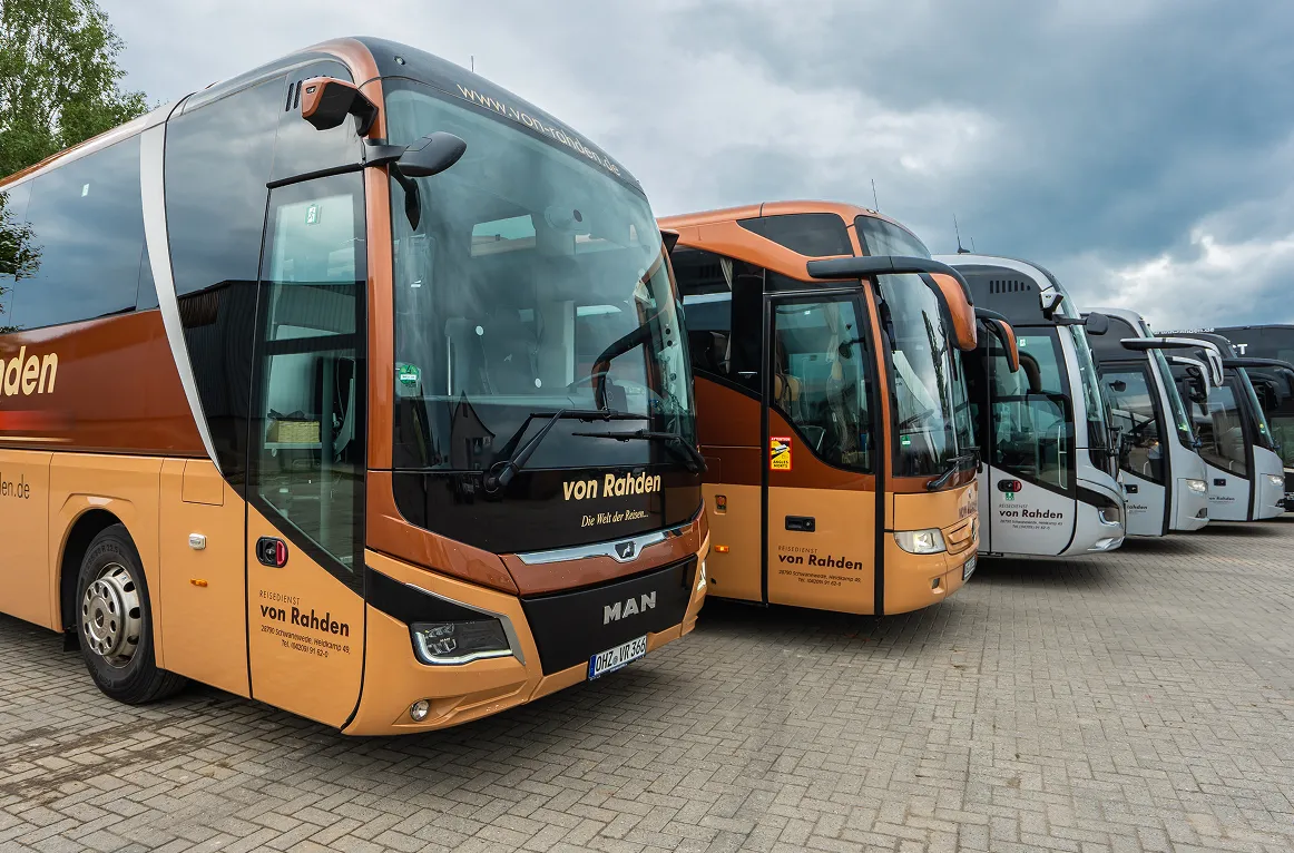 Viele von Rahden Busse in einer Reihe stehend