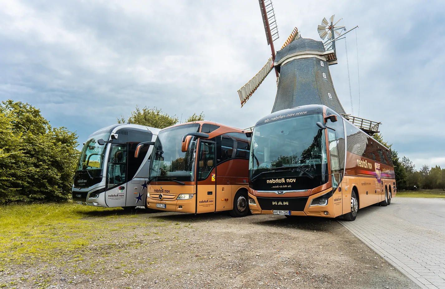 Drei von Rahden Busse vor Windmühle