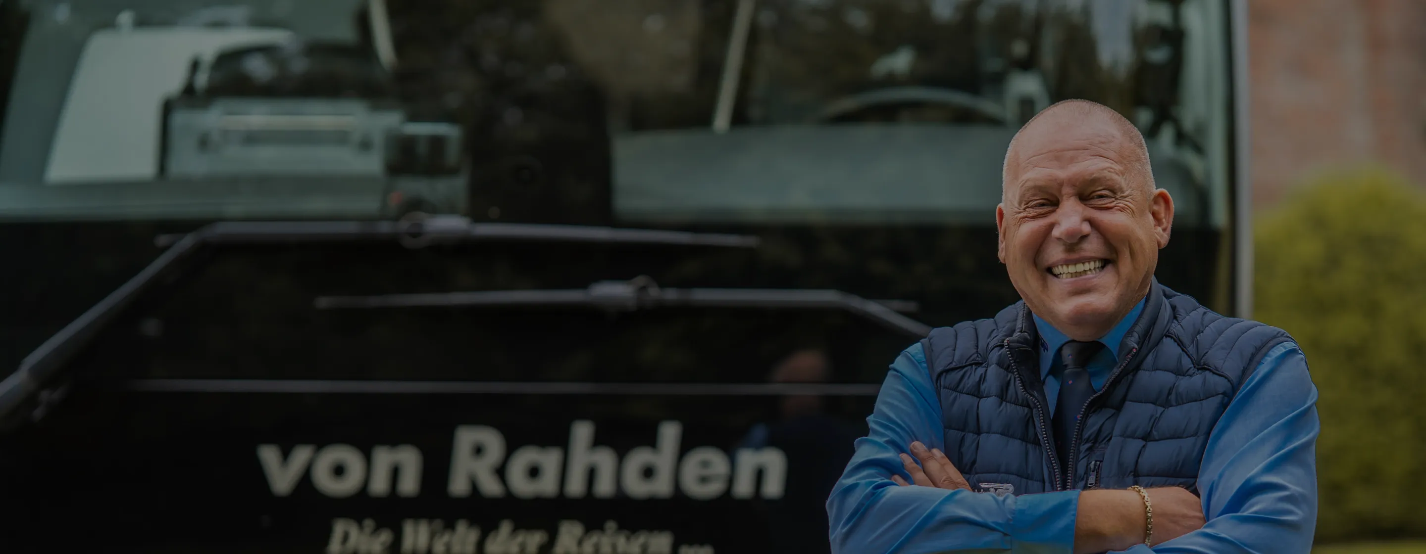 von Rahden vor Bus stehend