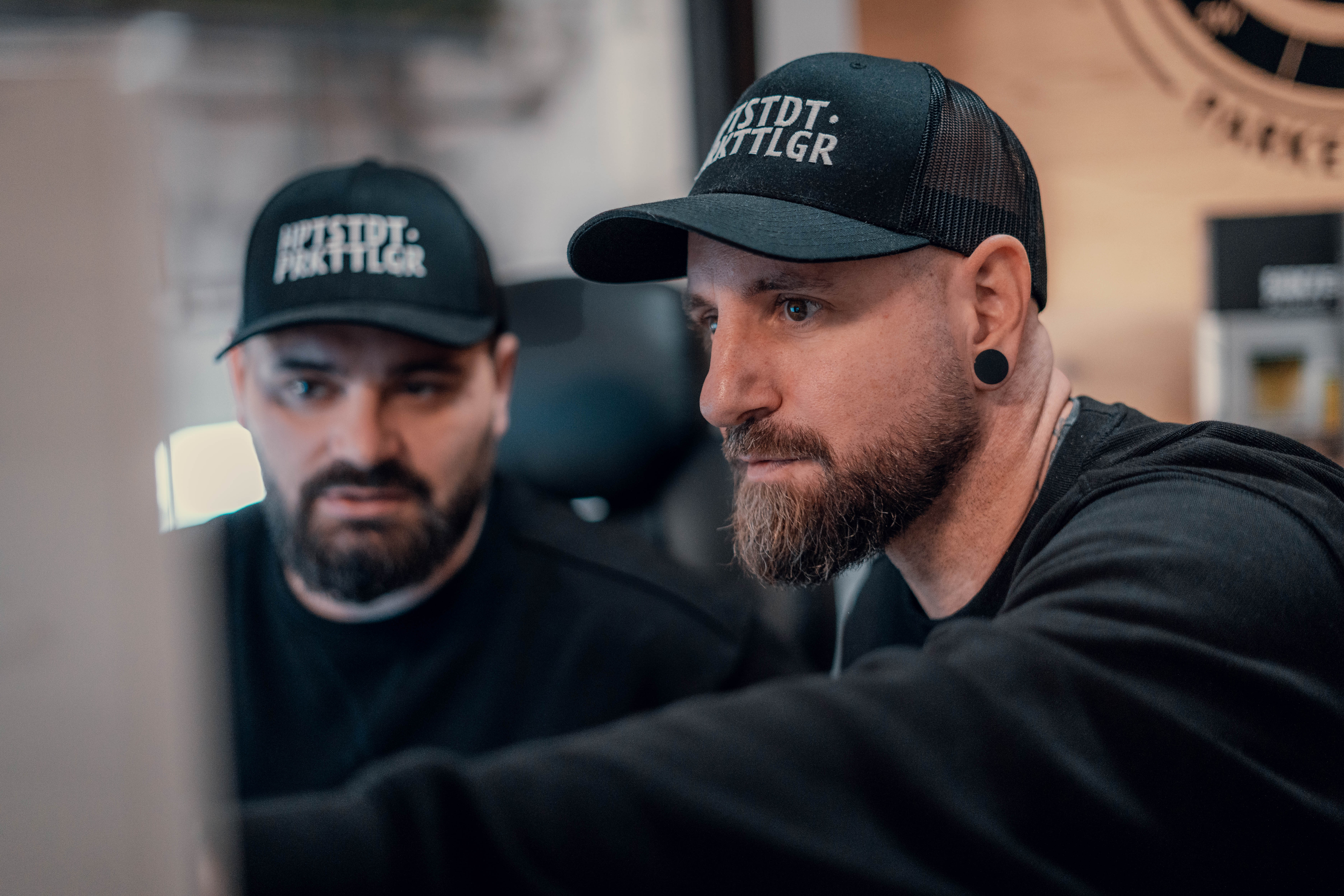 Alexander Kempkes von Hauptstadt Parkettleger im Gespräch mit einem Kollegen, Experten für Parkettverlegung in Berlin.