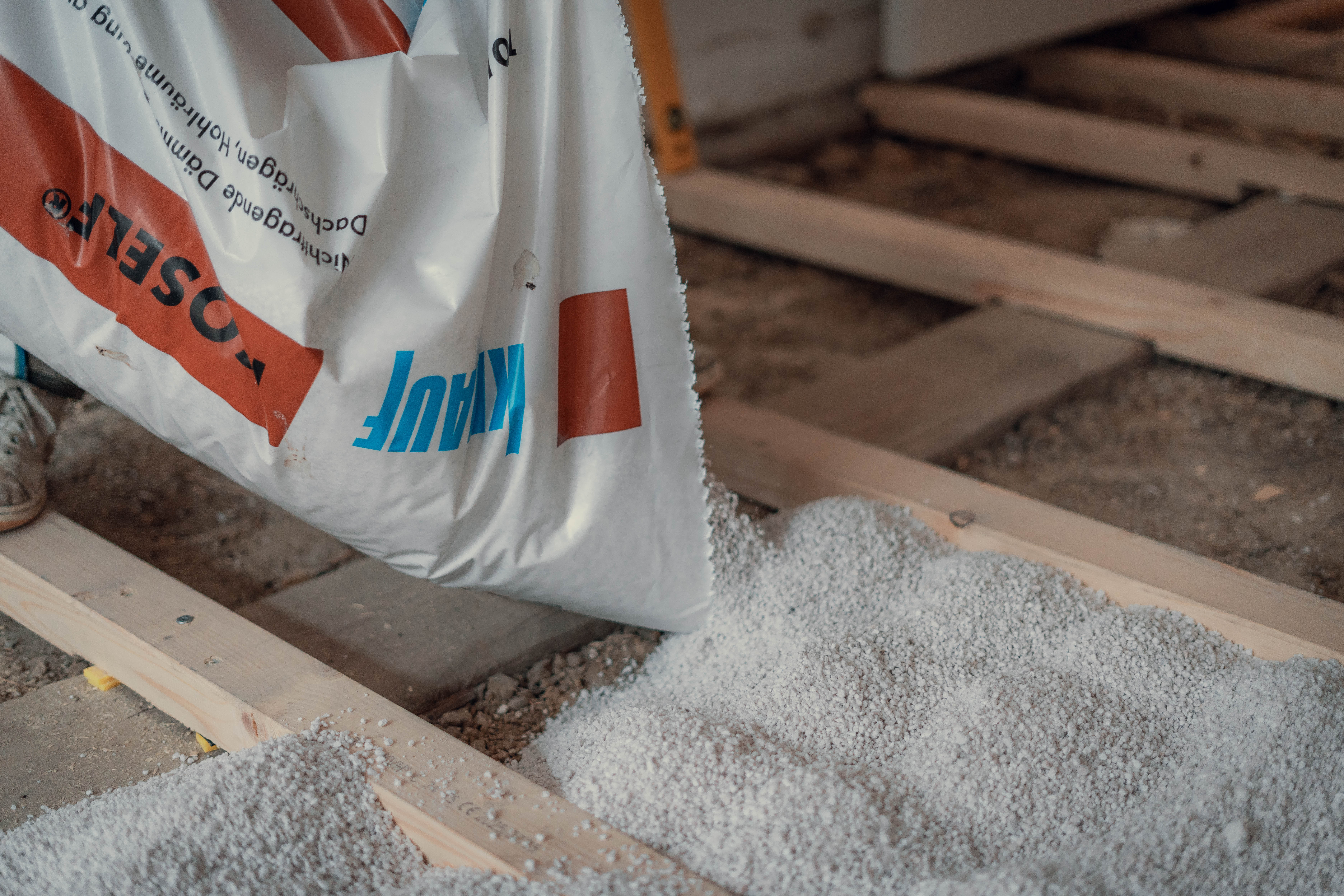 Fachgerechtes Einbringen von Dämmschüttung in die Unterkonstruktion durch Hauptstadt Parkettleger