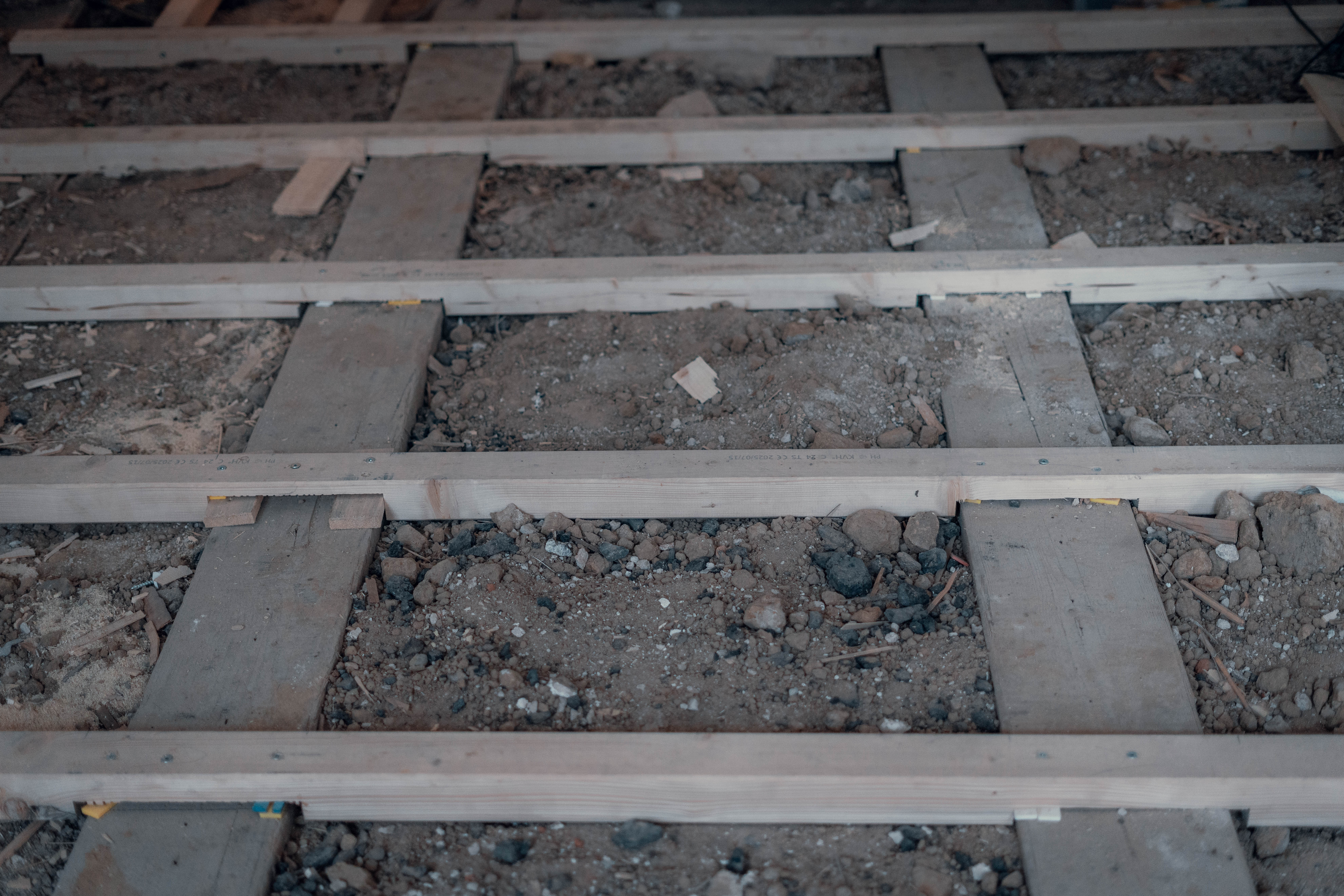 Professioneller Aufbau einer Boden-Unterkonstruktion mit Füllmaterial durch Hauptstadt Parkettleger als Basis für neues Parkett