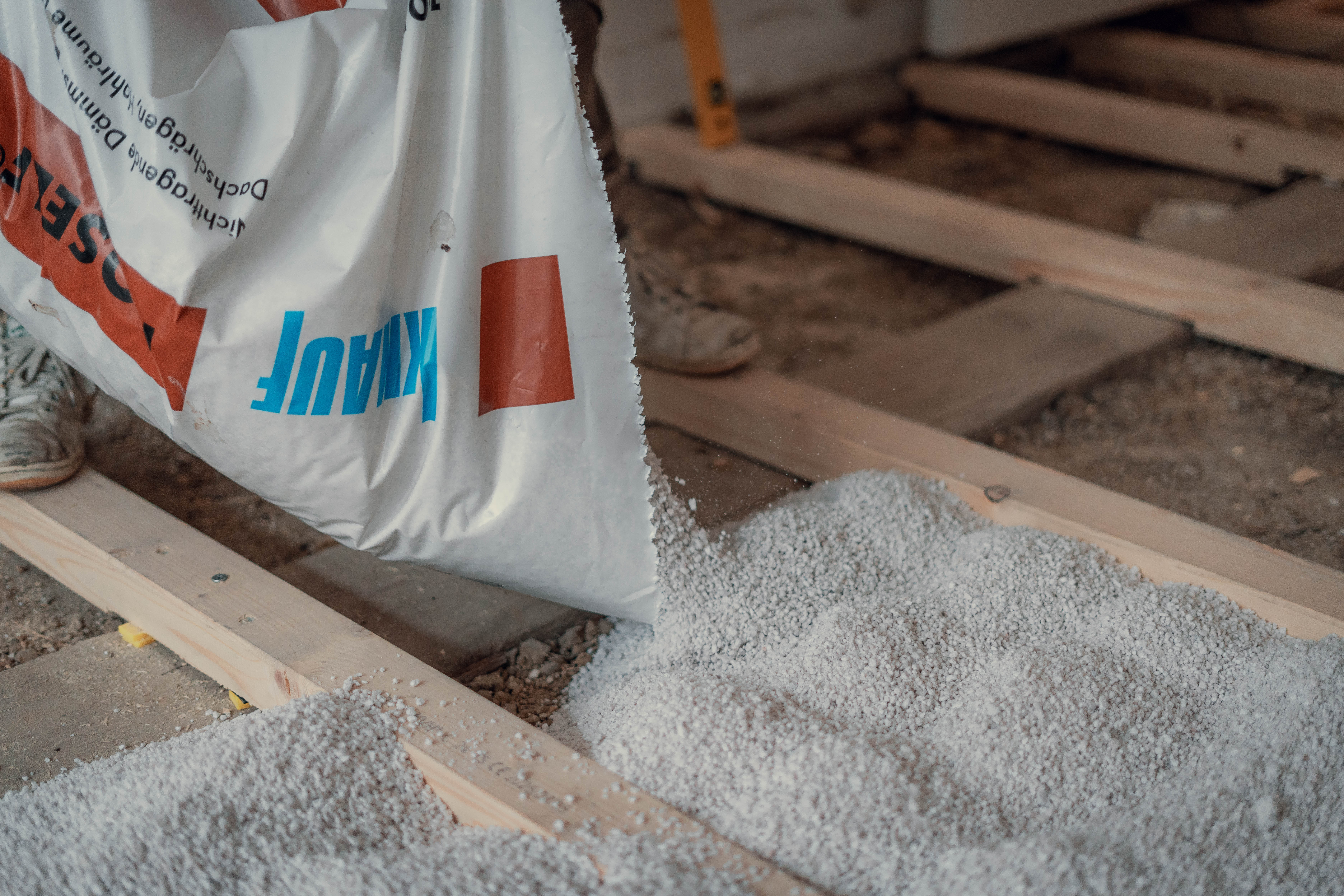 Ein Sack Füllmaterial (Schüttung) bei der Vorbereitung der Unterkonstruktion durch das Team von Hauptstadt Parkettleger