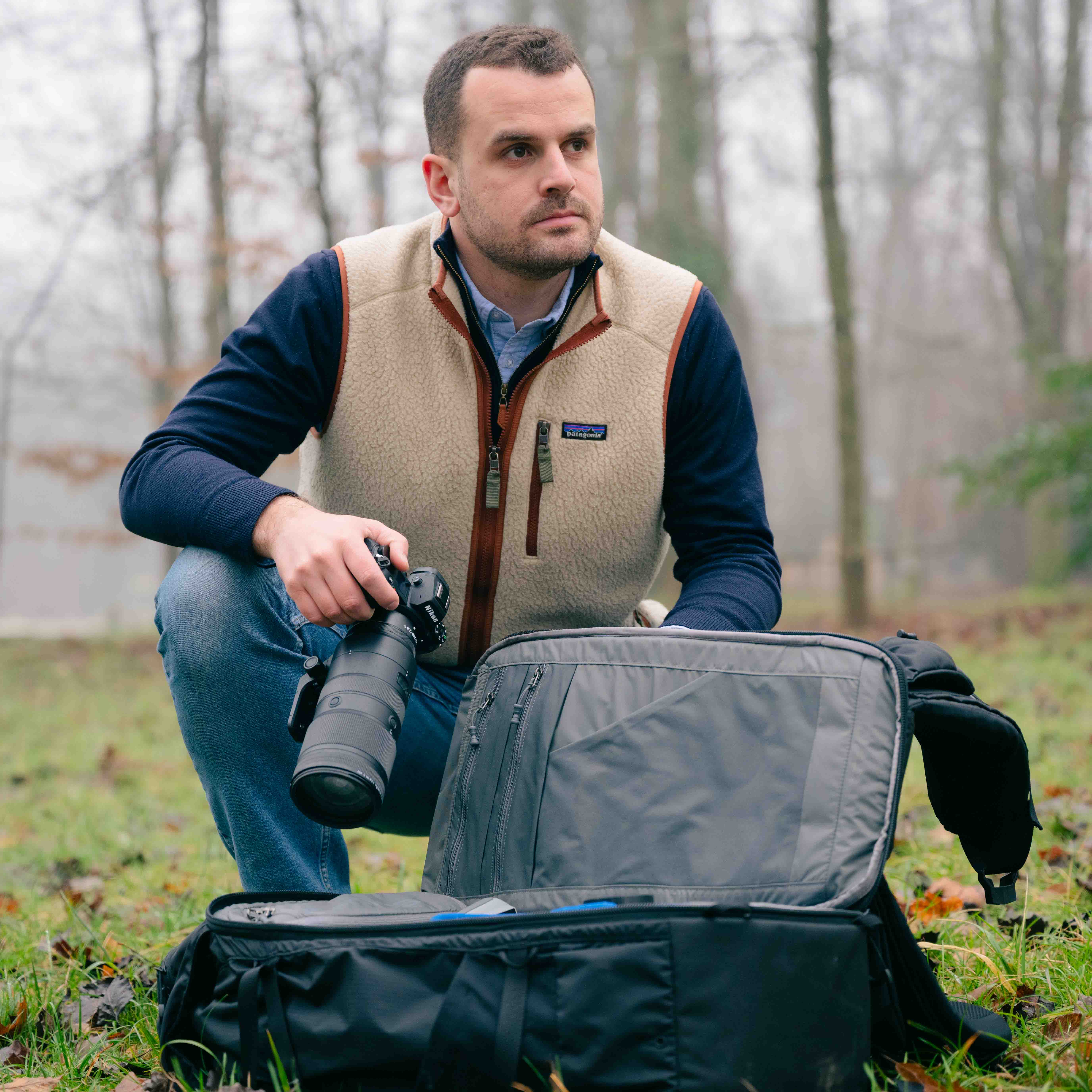 Victor Olivier tenant un appareil photo