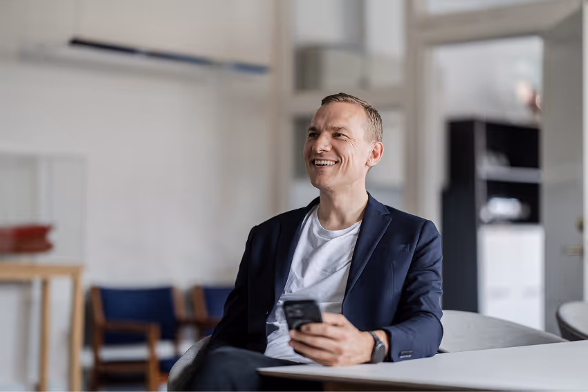 Portrætfoto af rådgiver i samtale på kontor.