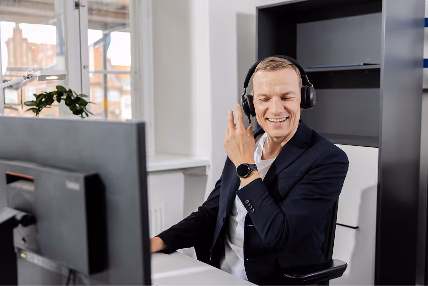 Konsulent, der arbejder ved skrivebord på kontor.